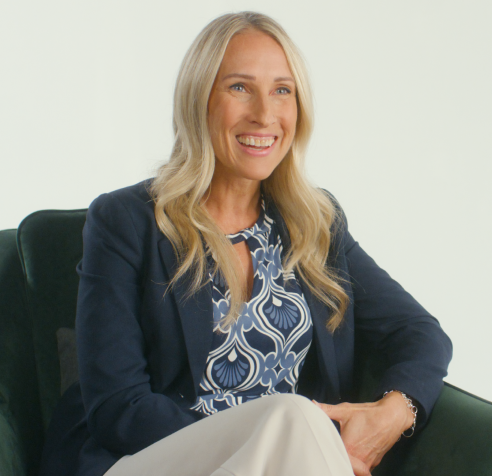 Desiree Roberts regardant la caméra.